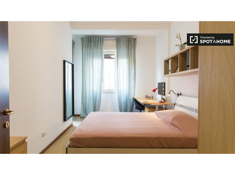 Room in 3-bedroom apartment in Fiera Milano - Izīrē