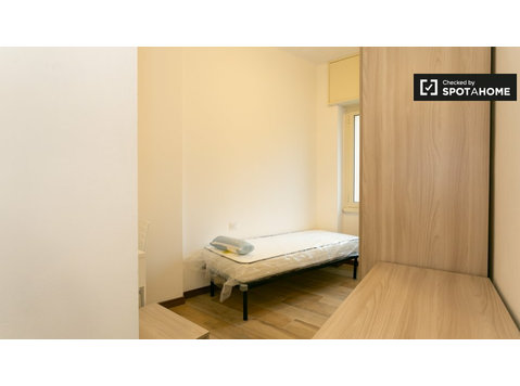 Sesto San Giovanni, Milano'da 3 yatak odalı dairede oda. - Kiralık