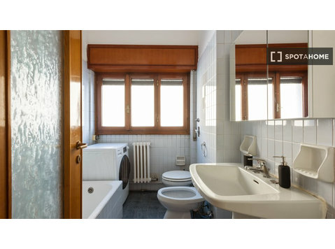 Stanza in appartamento condiviso con 3 camere da letto in… - In Affitto