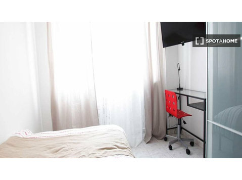 Chambre dans un appartement partagé à Scalo Romana, Milan - À louer