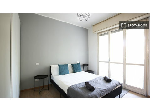 Stanza in appartamento condiviso con 6 camere da letto,… - In Affitto