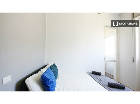 Chambre dans un appartement partagé de 6 chambres, Quarto… - À louer