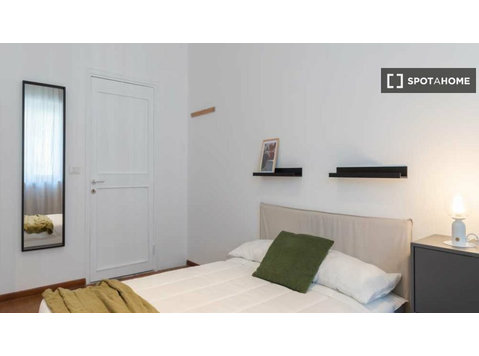 Stanza in appartamento condiviso con 6 camere da letto in… - In Affitto