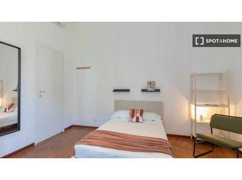 Stanza in appartamento condiviso con 6 camere da letto in… - In Affitto