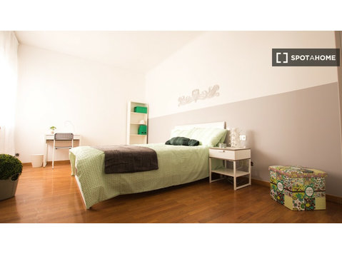 Chambre dans un appartement de 6 chambres à Navigli, Milan - À louer