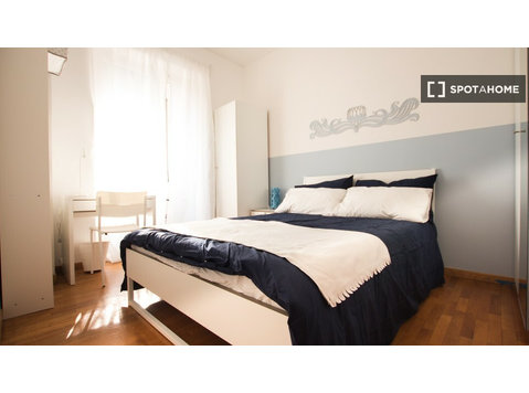 Room to rent in 6-bedroom apartment in Navigli, Milan - For Rent