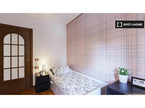 Aluga-se quarto em apartamento de 5 quartos em Affori, Milão - Aluguel