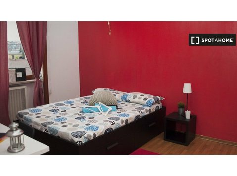 Aluga-se quarto em apartamento com 5 quartos em Loreto,… - Aluguel
