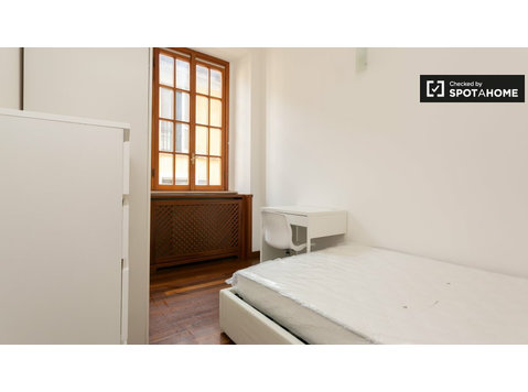 Milan'ın merkezinde rahat 5 yatak odalı daire kiralık oda - Kiralık