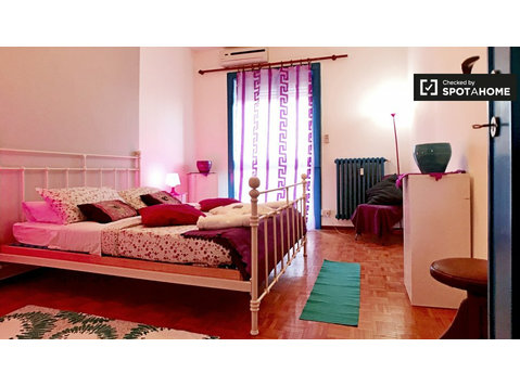 Zimmer mit Balkon in 5-Zimmer-Wohnung in Pasteur, Mailand - Zu Vermieten