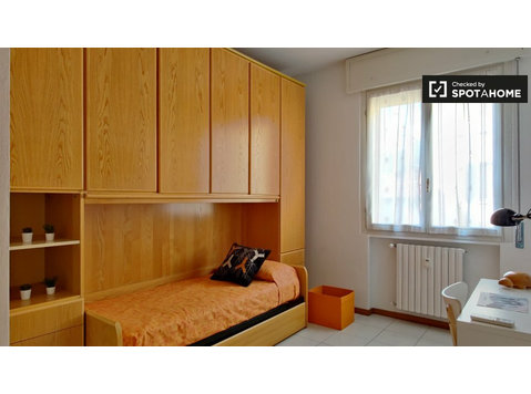 Rooms and beds for rent in 3-bedroom apartment in Milan -  வாடகைக்கு 