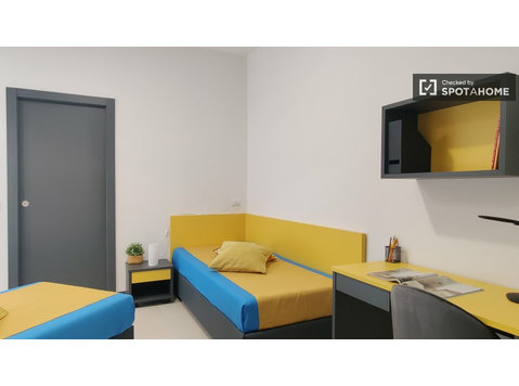 Camere e posti letto in affitto in appartamento con 5… - In Affitto