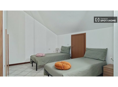 Chambres à louer dans un appartement de 2 chambres à Milan - À louer