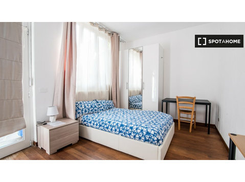 Quartos para alugar em um apartamento de 6 quartos em Milão - Aluguel