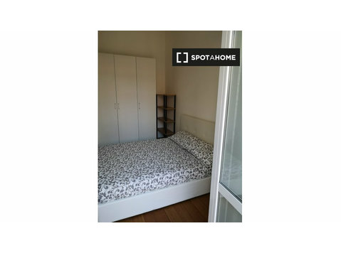 Zimmer zu vermieten in einer 6-Zimmer-Wohnung in Mailand - Zu Vermieten
