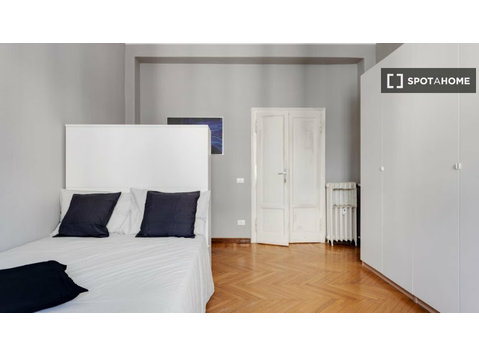 Zimmer zu vermieten in Wohnung mit 14 Schlafzimmern in… - Zu Vermieten