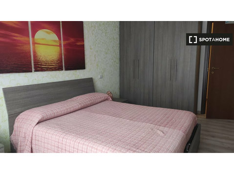 Se alquilan habitaciones en apartamento de 2 habitaciones… - Alquiler