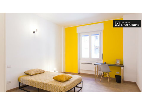 Chambres à louer dans appartement avec 3 chambres à Milan - À louer