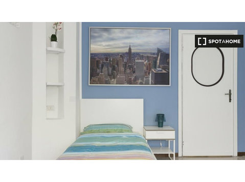 Rooms for rent in apartment with 3 bedrooms in Milan - Za iznajmljivanje