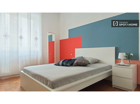Rooms for rent in apartment with 3 bedrooms in Milan - Под Кирија