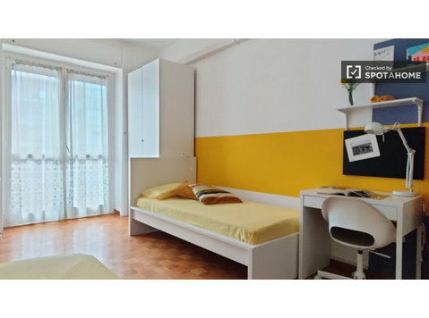 Rooms for rent in apartment with 3 bedrooms in Milan - For Rent