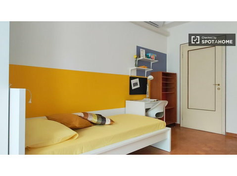 Rooms for rent in apartment with 3 bedrooms in Milan - For Rent