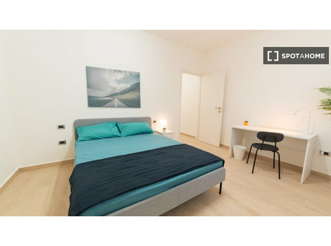 Alugam-se quartos em apartamento com 3 quartos em Milão,… - Aluguel