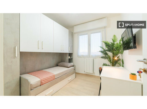 Milano, Milano'da 3 yatak odalı dairede kiralık odalar - Kiralık