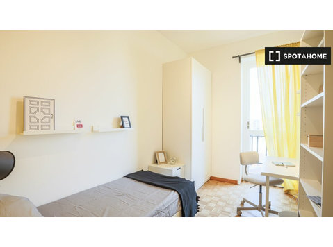 Rooms for rent in apartment with 4 bedrooms in Milan - Под Кирија