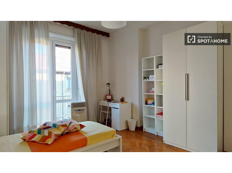 Rooms for rent in apartment with 4 bedrooms in Milan, Milan - K pronájmu