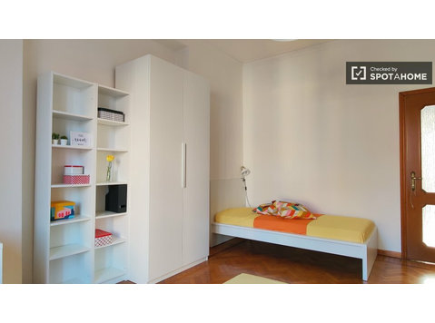 Rooms for rent in apartment with 4 bedrooms in Milan, Milan - For Rent