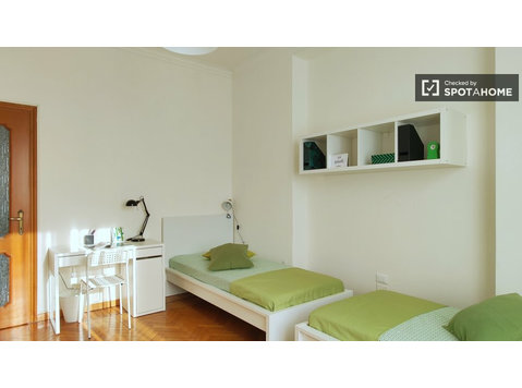 Milano, Milano'da 4 yatak odalı dairede kiralık odalar - Kiralık