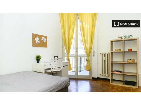 Rooms for rent in apartment with 5 bedrooms in Milan - Аренда