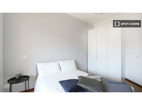 Chambres à louer dans un appartement de 5 chambres à Milan - À louer