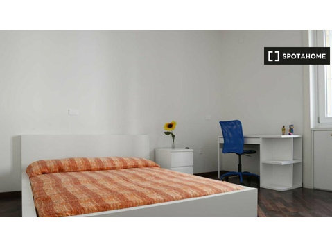 Rooms for rent in apartment with 5 bedrooms in Milan - เพื่อให้เช่า