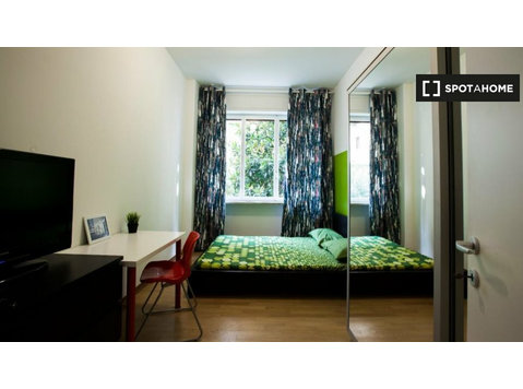 Stanze in affitto in appartamento con 7 camere da letto a… - In Affitto