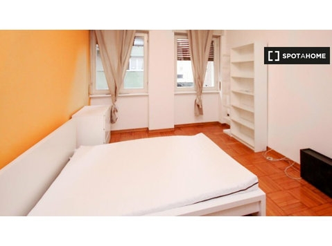Quartos para alugar em apartamento com 7 quartos em Milão - Aluguel