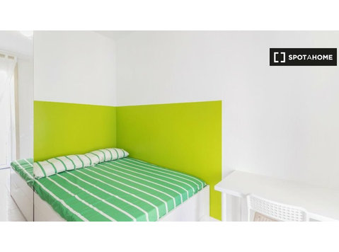 Rooms for rent in apartment with 7 bedrooms in Milan - De inchiriat