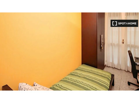 Rooms for rent in apartment with 7 bedrooms in Milan - Ενοικίαση