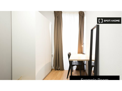 Milano'da 8 yatak odalı dairede kiralık odalar - Kiralık