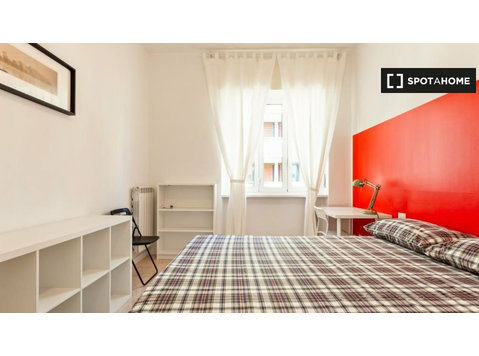 Quartos para alugar em apartamento com 8 quartos em Milão - Aluguel