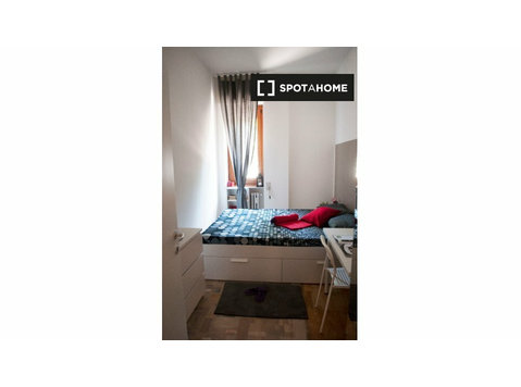 Rooms for rent in apartment with 9 bedrooms in Milan - Za iznajmljivanje