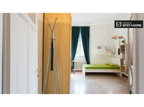 Mehrbettzimmer in einem Apartment mit 2 Schlafzimmern in… - Zu Vermieten