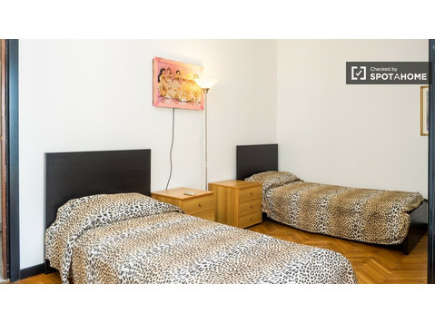 Gemeinsames Zimmer in einer 3-Zimmer-Wohnung in Loreto,… - Zu Vermieten