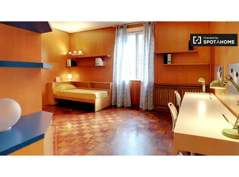 Navigli, Milano'daki 3 odalı daire ortak kullanımlı oda - Kiralık