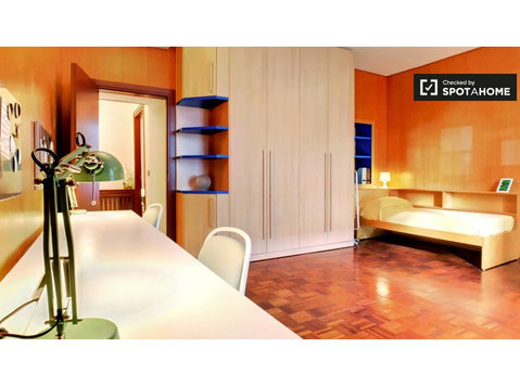 Camera condivisa in appartamento con 3 camere da letto a… - In Affitto