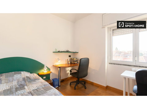 Shared room in 3-bedroom apartment in in Milanes, Milan - Til Leie