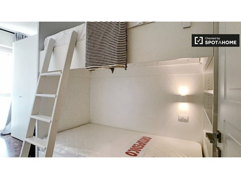 Sesto S. Giovanni'de 3 yatak odalı kiralık ortak oda - Kiralık