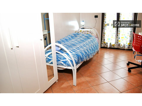 Chambre simple à louer dans un appartement à Bicocca, Milan - À louer