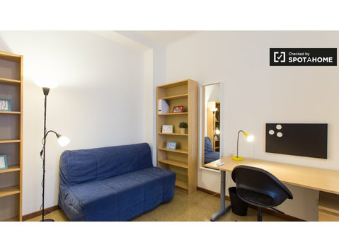 Camera singola in appartamento con 3 camere da letto a… - In Affitto